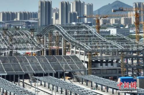圖為航拍南沿江鐵路江陰站站房屋面鋼結(jié)構(gòu)桁架整體提升現(xiàn)場。(無人機照片) 中新社記者 泱波 攝